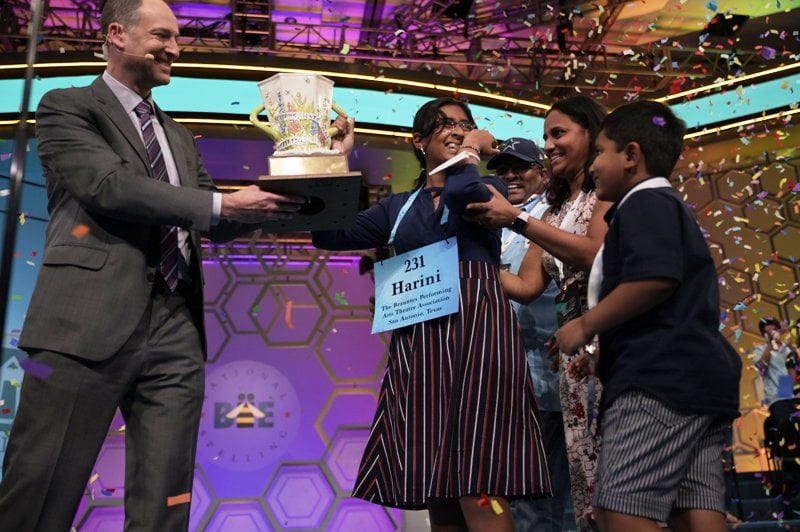 Harini Logan receiving the Scripps Cup (2022)