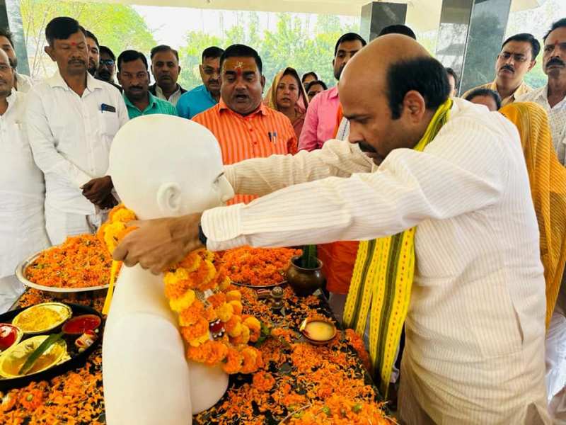 Harish Dwivedi during the inauguration of the statue of his father at Pt. Deendayal Upadhyaya Library in 2022