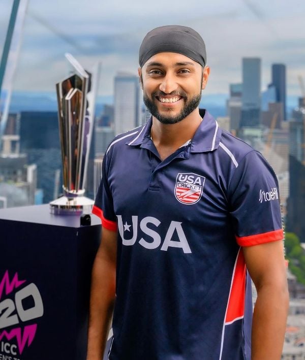 Harmeet Singh Baddhan posing with the World Cup trophy before the tournament began