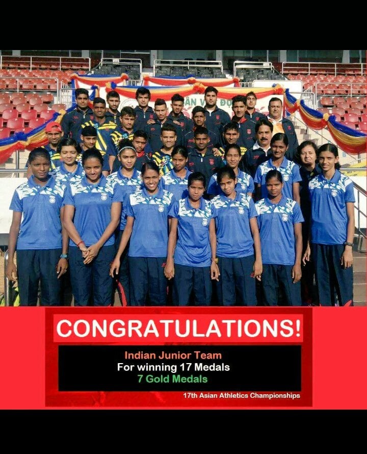 Harmilan Kaur posing with her team at the Junior Asian Games 2016