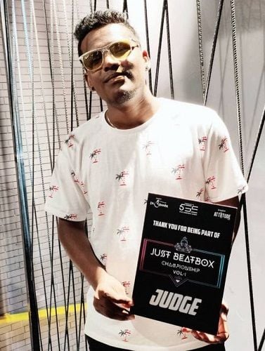 Harry d Cruz with his award