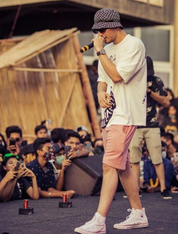 Hasan Raheem while performing at a live musical concert