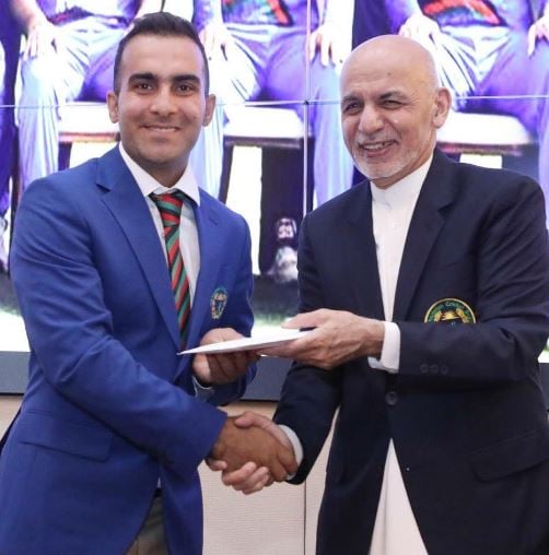 Hashmatullah Shahidi with ex-President of Afghanistan, Ashraf Ghani (right) after appointed as captain