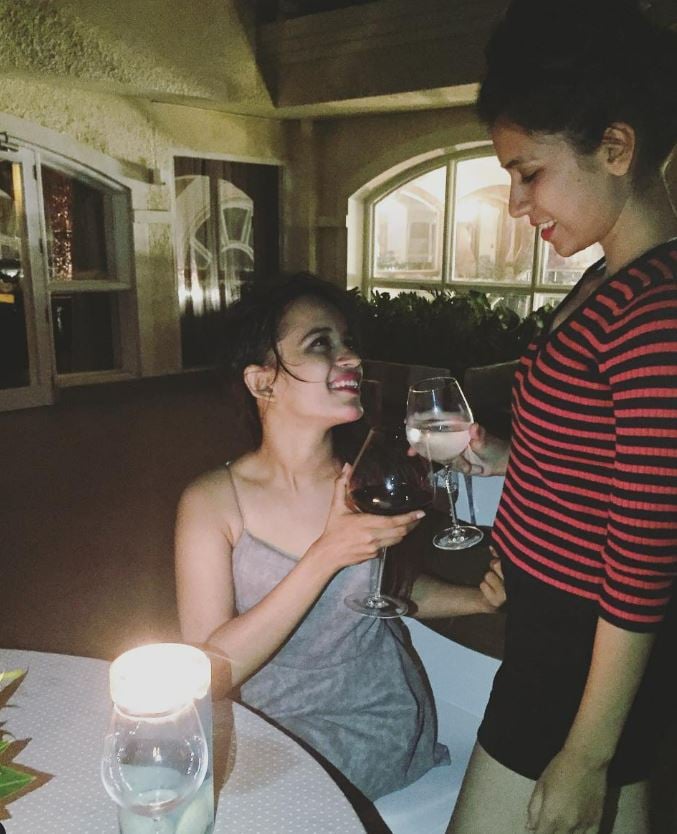 Heena Jain at a restaurant with her friend