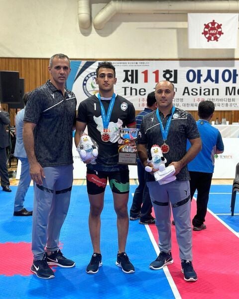 Heidar Ali Ekrami (centre) after winning the silver medal at the 2023 Asian Games held in China