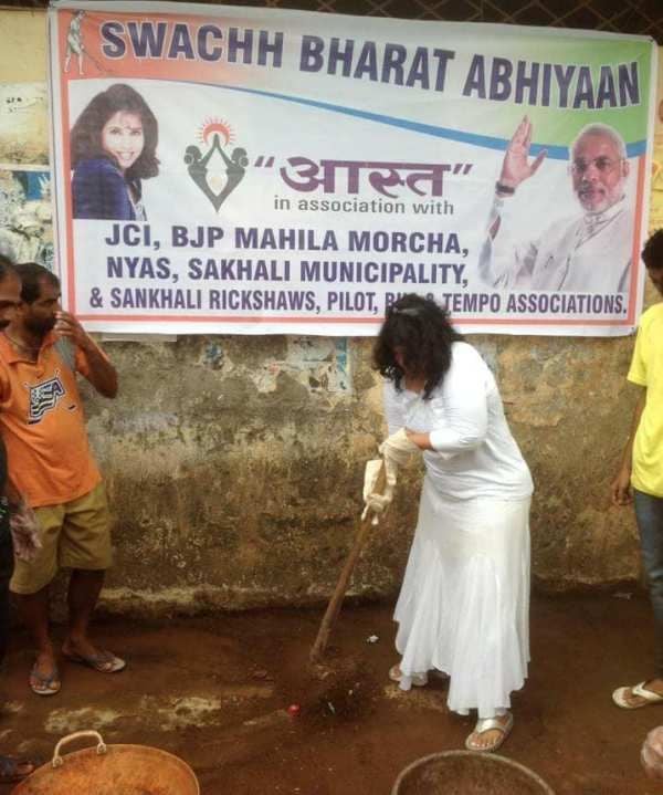 Hema Sardesai while participating in Swachh Bharat Abhiyan