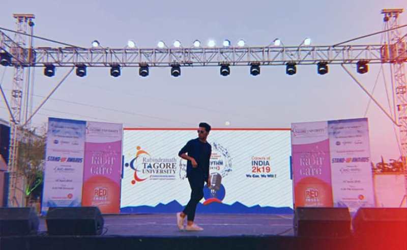 Heman Parchani performing at