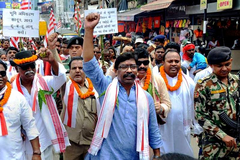 Hemant Soren protesting against the Direct Benefit Transfer