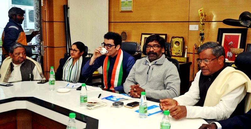 Hemant Soren (second from right) with other leaders of the Mahagathbandhan