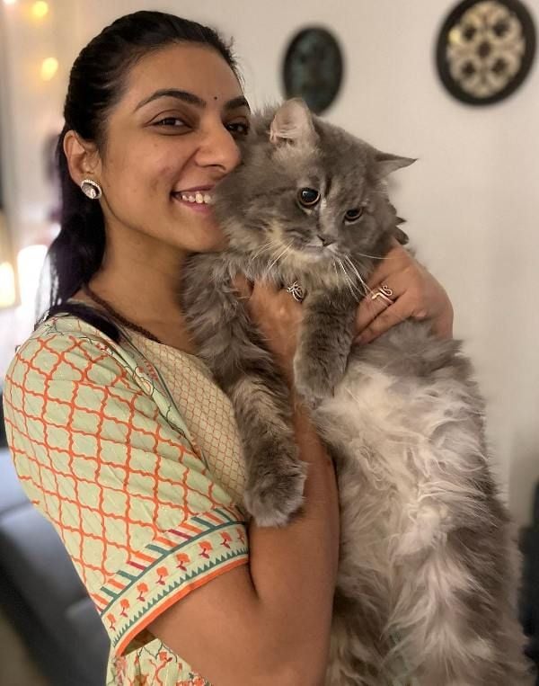 Himani Kapoor with her pet cat