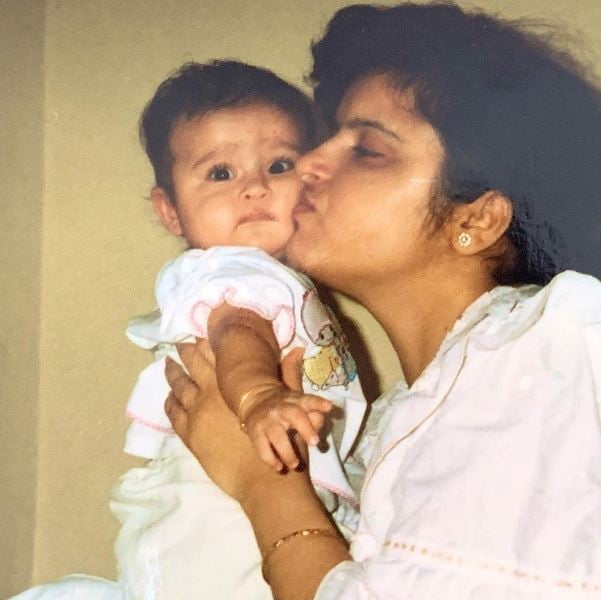 Himanshi Tekwani childhood picture with her mother
