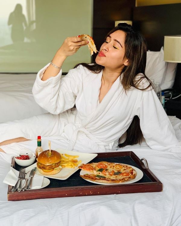 Himanshi Tekwani eating pizza