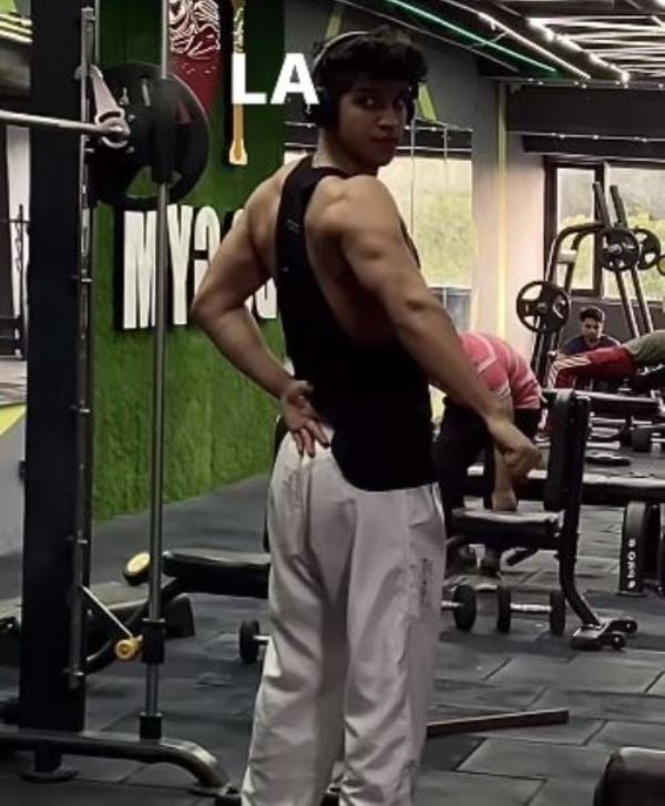 Himanshu Arora working out at the gym