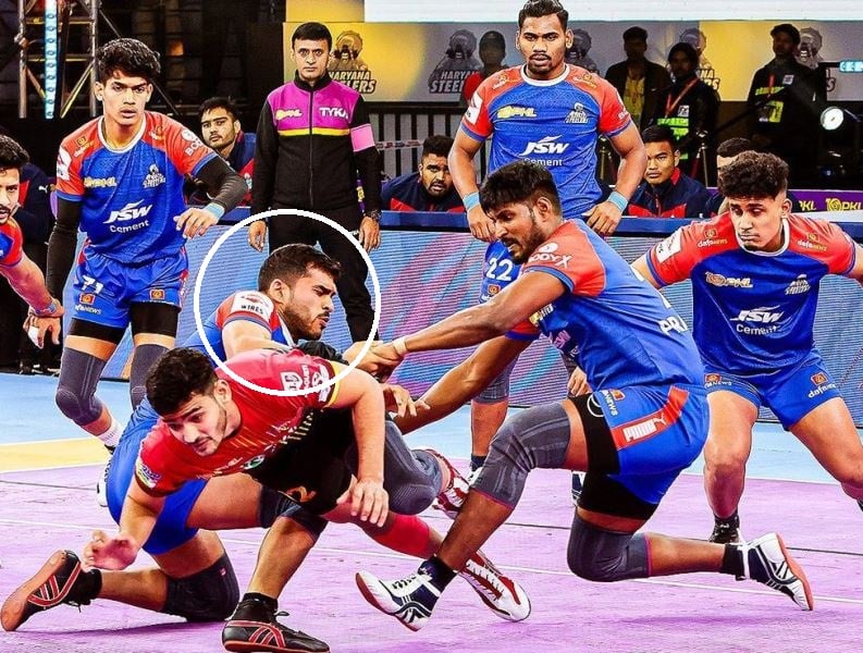Himanshu Choudhary while defending in a match against Bengaluru Bulls in PKL season 10