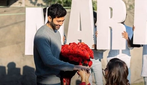 Hira Khan proposing Arslan Khan