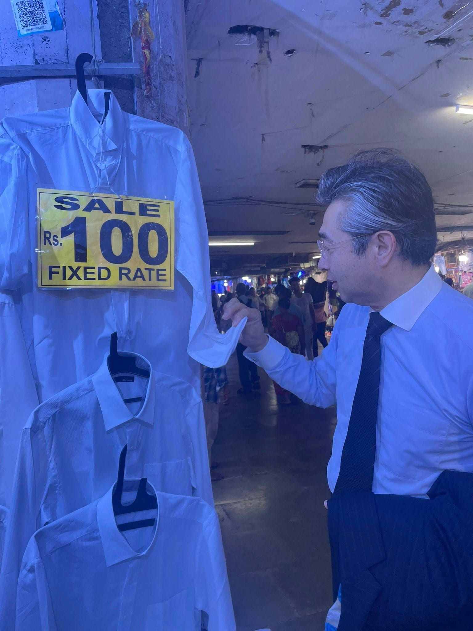 Hiroshi Suzuki during a visit to Mumbai market