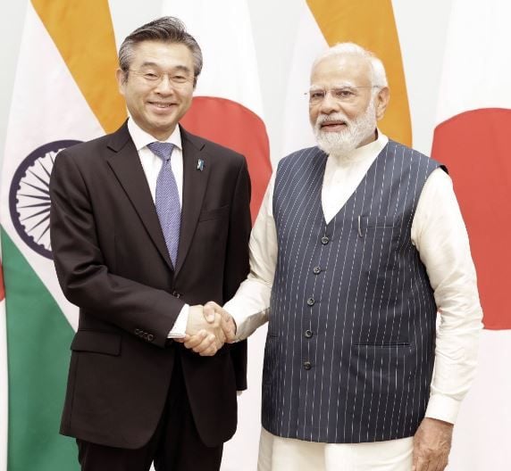 Hiroshi Suzuki with Narendra Modi (right) when he was posted as Japanese Ambassador to India