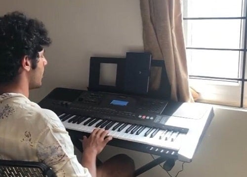 Hridhu Haroon playing musical keyboard