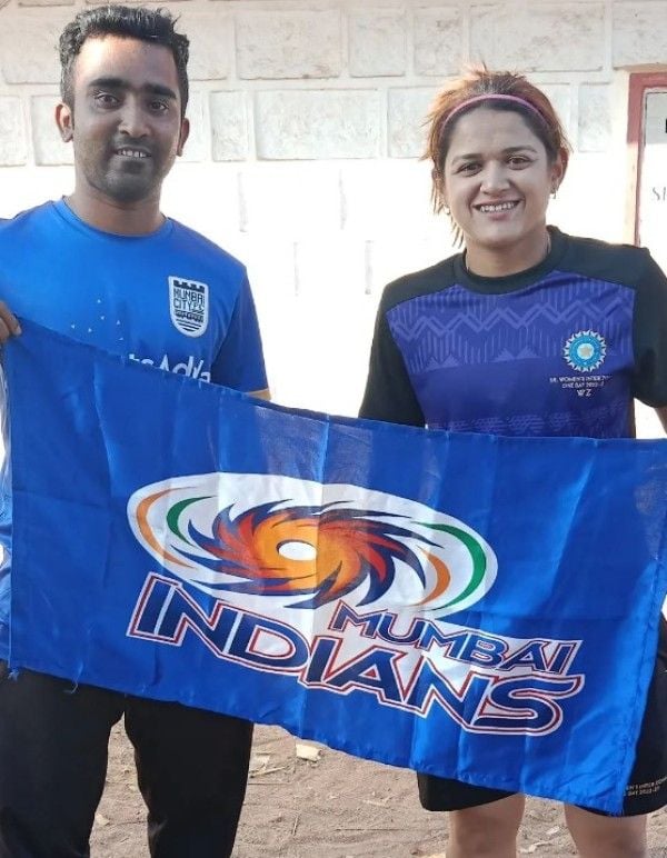 Humaira Kazi (right) with Mumbai Indians flag