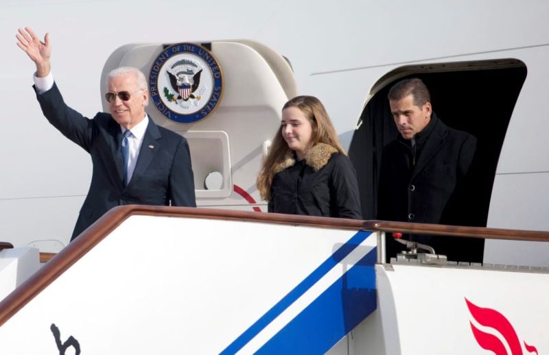 Hunter Biden following Joe Biden and his sister out of Air Force 1 during Joe