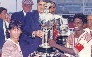 I. M. Vijayan and Chapman receiving the Durand Cup