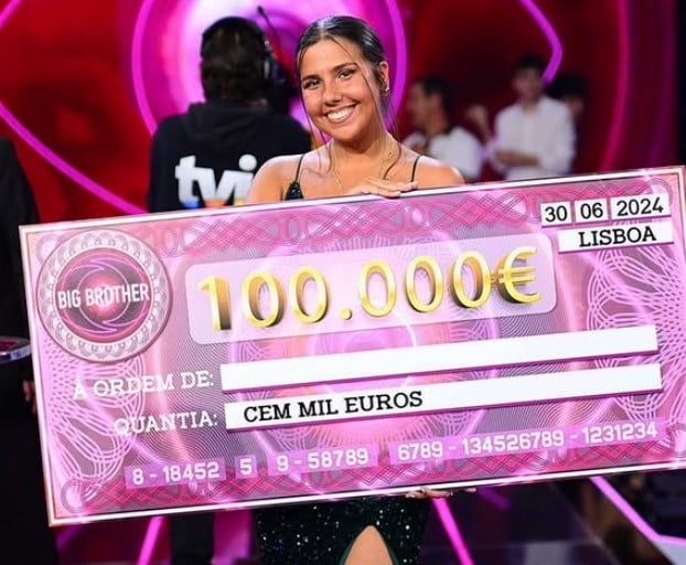 Ines Morais posing with her prize after winning the television reality show Big Brother Lisboa (2024)