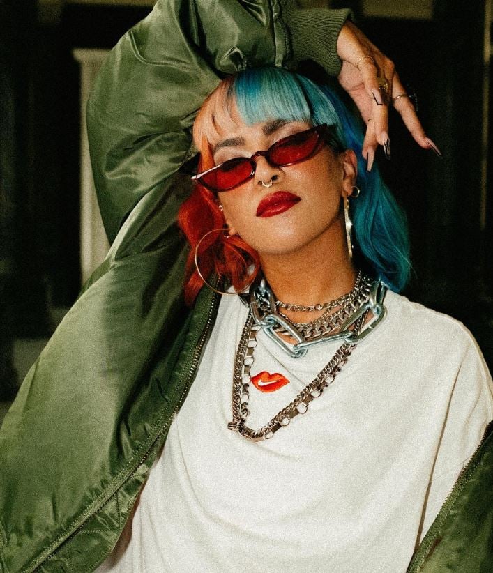 Iris Gonska wearing neck chains