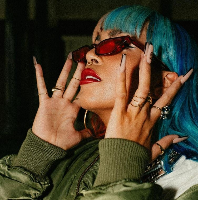 Iris Gonska wearing rings