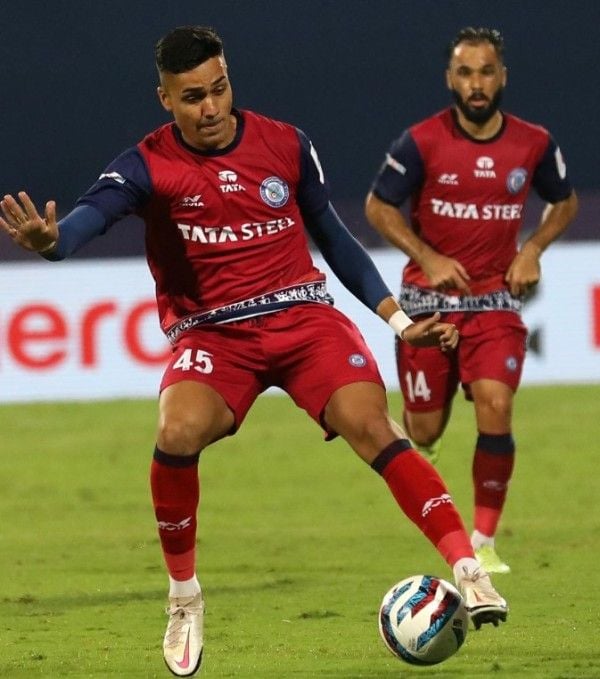 Ishan Pandita playing for Jamshedpur FC