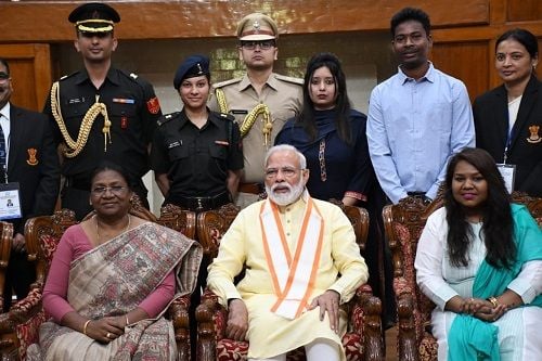 Itishree Murmu with her mother and PM Narendra Modi