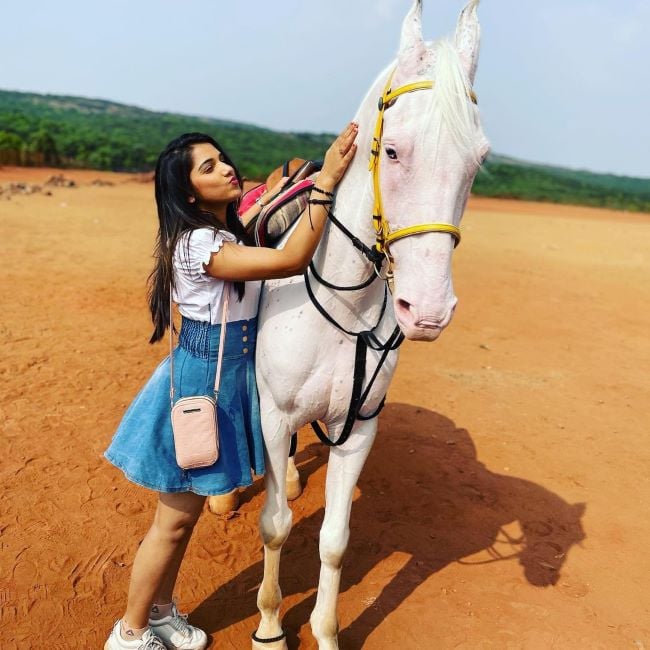 Jahnavi Killekar with a horse