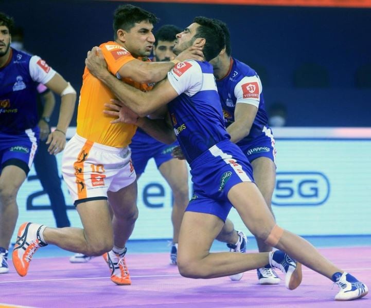 Jaideep Dahiya while defending in a Kabaddi match against Puneri Paltan in PKL season 9