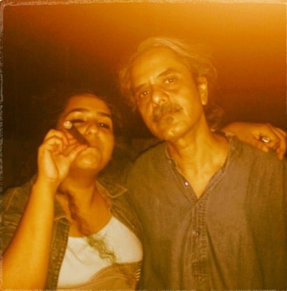 Jannabi Das smoking Cigar