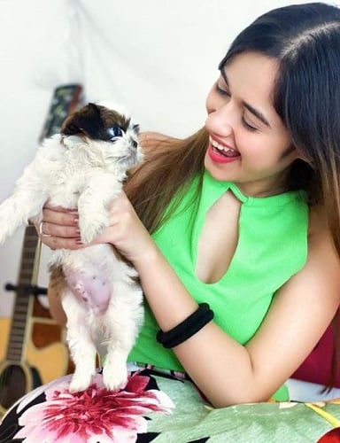 Jannat Zubair Rahmani with a dog