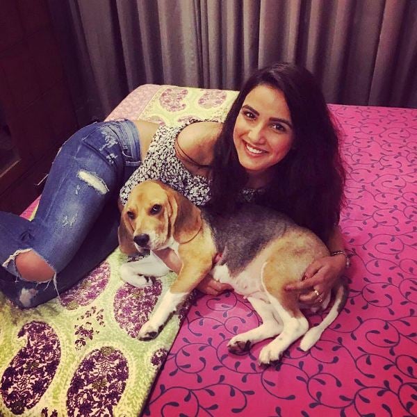 Jasmin Bhasin with her Beagle Dog Mia