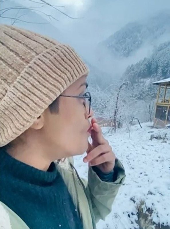 Jasmine M Moosa smoking