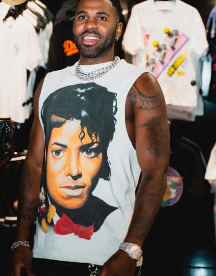 Jason Derulo while wearing a t-shirt featuring the picture of singer Michael Jackson
