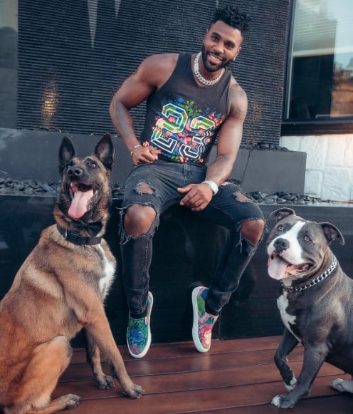 Jason Derulo with his pet dogs