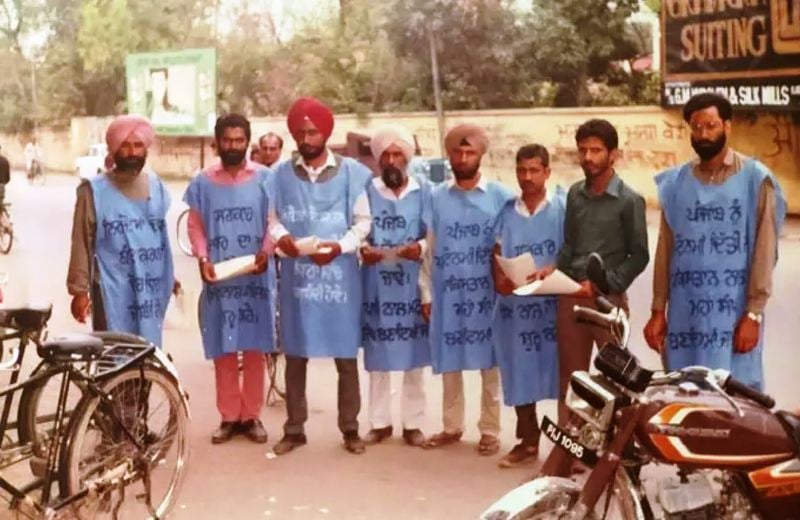 Jaswant Singh Khalra (ﬁrst from the left) in 1986