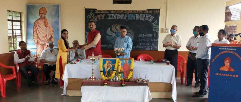 Jayant M. Tinaikar (centre; standing) while celebrating the 75th Independence Day at the Shri Swami Vivekanand English Medium School in Khanapur