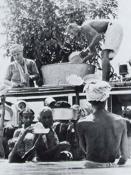 Jayapataka Swami distributing food during the West Bengal flood