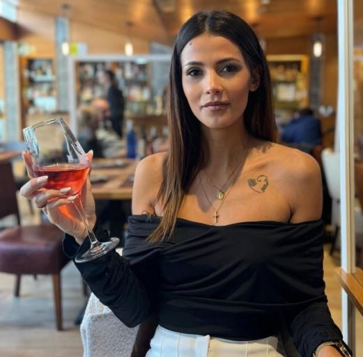 Jessica Galhofas drinking wine during a date