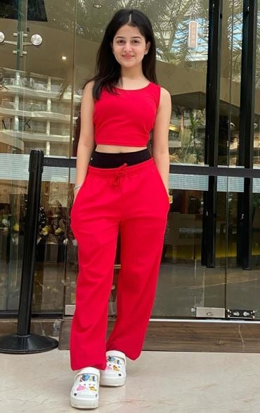 Jiya Amin filming a reel