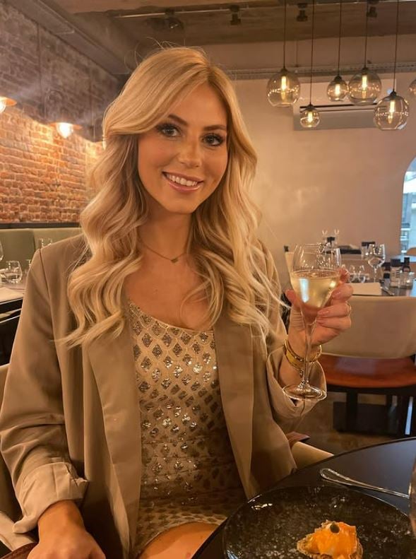 Jolien Pede at a restaurant