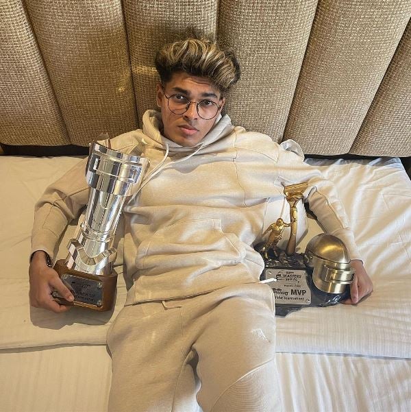 Jonathan Gaming posing with his trophies