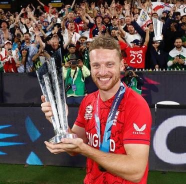 Jos Buttler with the 2022 T20 World Cup Trophy