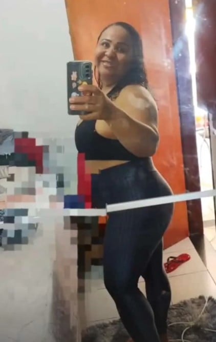 Joseane Ribeiro posing in the mirror after a workout session