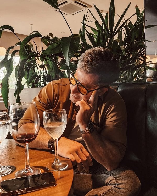 Juan Pablo de Vigili posing at a restaurant with his drinks