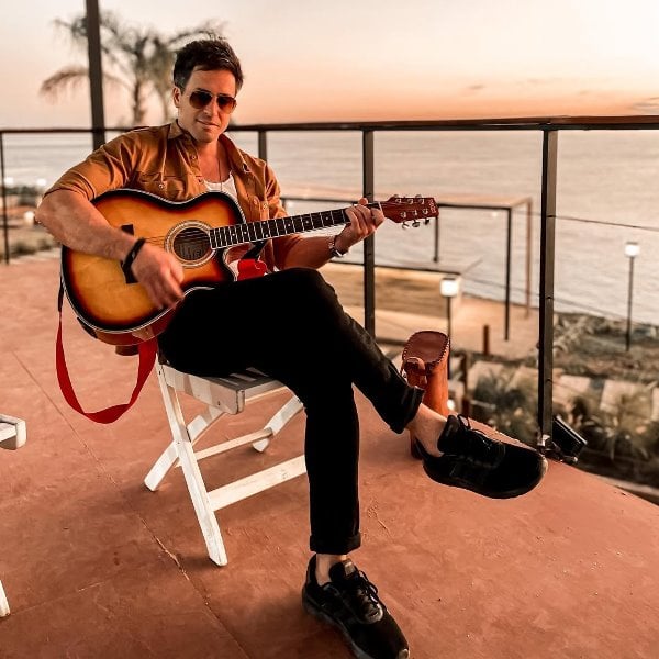 Juan Pablo de Vigili posing with his guitar
