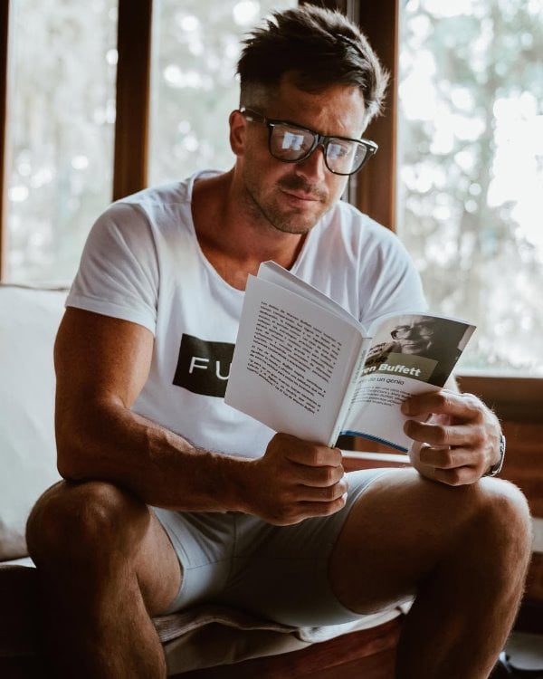 Juan Pablo de Vigili reading a book